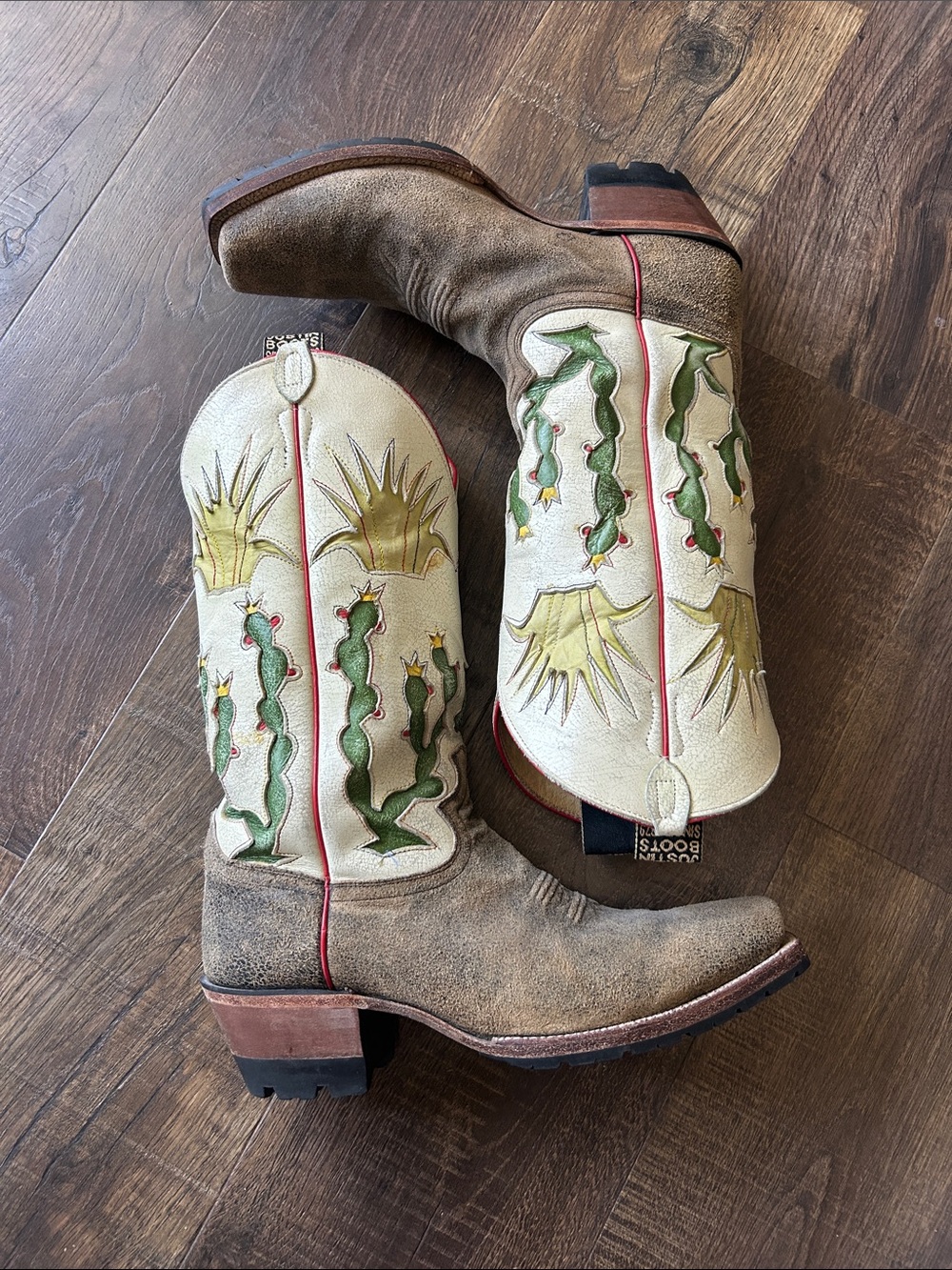 Justin custom Roughout cowboy Boots vintage. Extremly cool upper shafts.